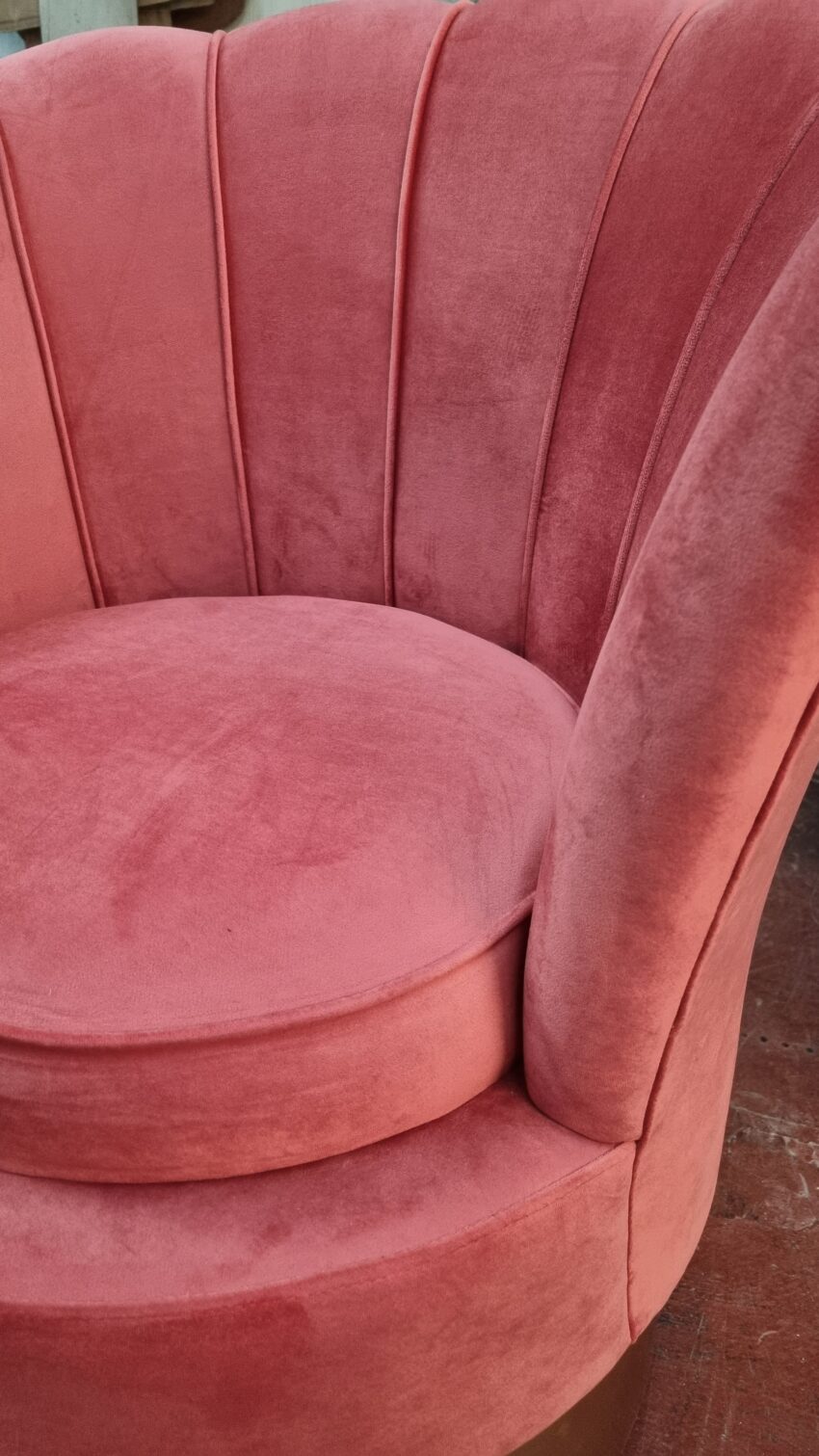 Sillón gajos ocasional Sofia con base metálica