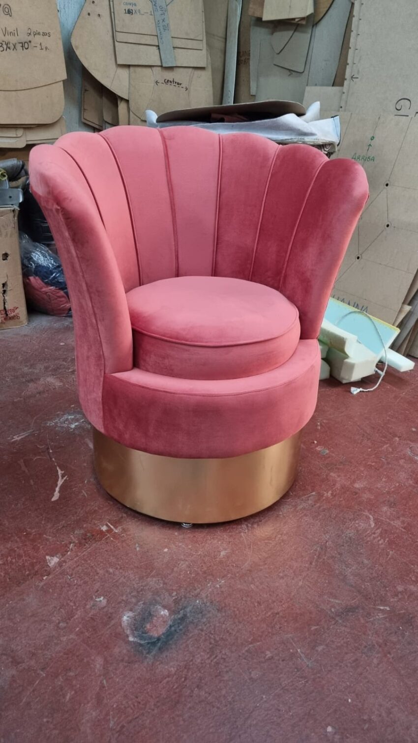 Sillón gajos ocasional Sofia con base metálica