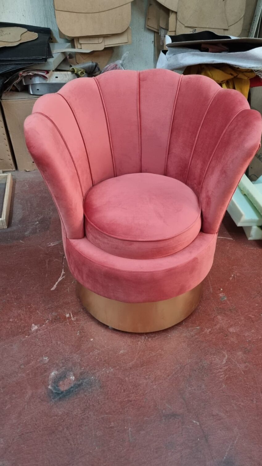 Sillón gajos ocasional Sofia con base metálica